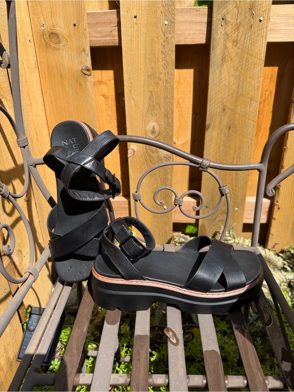 NATURALIZER Darry Black Leather Platform Strappy Sandals sz 8